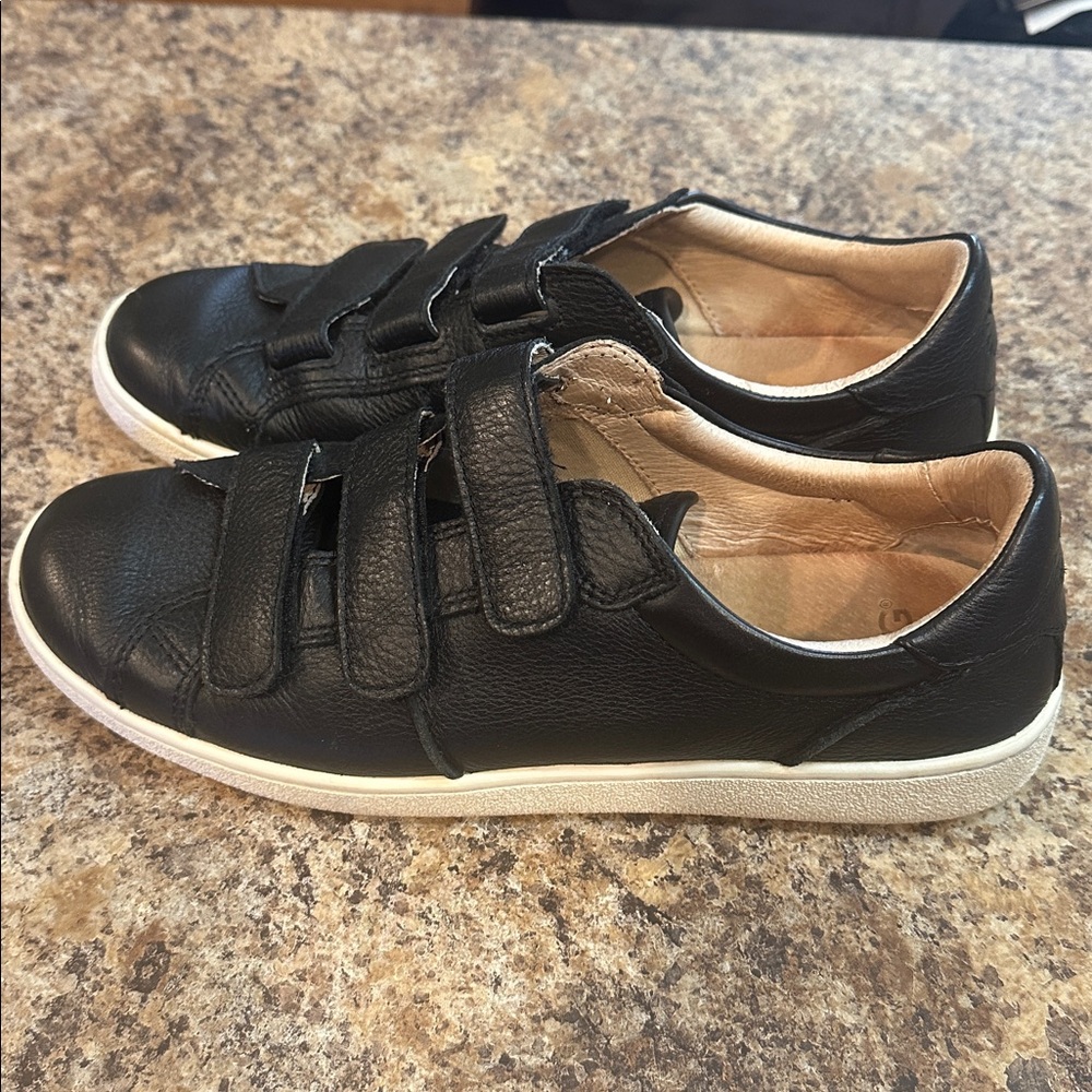 UGG Black LEATHER WOMENS 9 SNEAKER with Velcro Straps